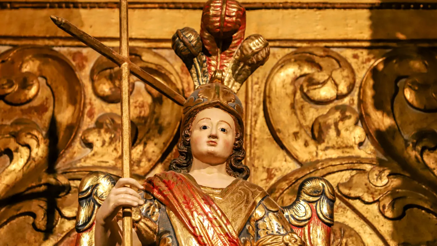 Imagem de São Miguel Arcanjo do século XVIII, do acervo da Catedral Basílica de Salvador, exposta no Museu de Arte Sacra da Bahia. Foto: Paul R. Burley/Wikimedia Commons, CC BY-SA 4.0; recorte 16:9: ClickFato.