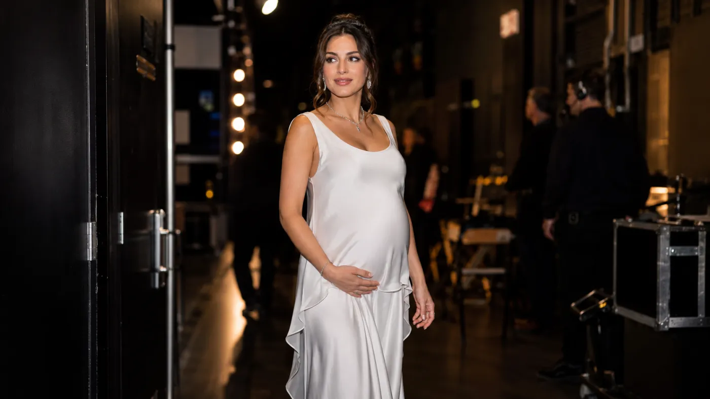 Anne Hathaway chamou atenção com vestido de seda em tom pérola durante aparição na televisão.