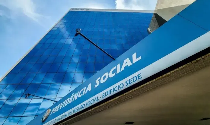 Aposentados por incapacidade permanente que dependem da assistência contínua de outra pessoa podem solicitar acréscimo de 25% no benefício, conforme as regras do INSS. Foto: Agência Brasil