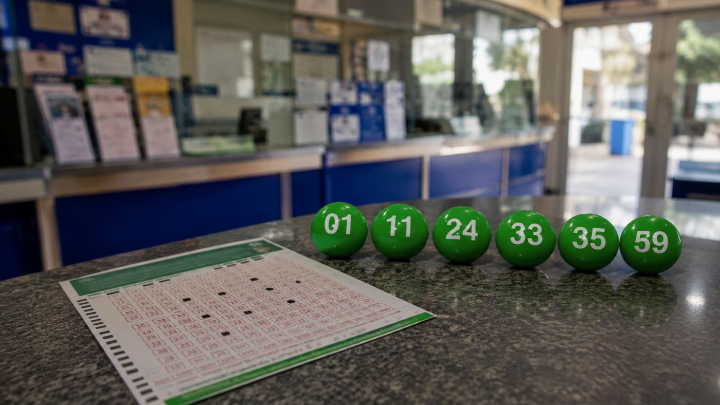 Bilhete da Mega-Sena e bolas numeradas representando o concurso que pagou R$ 43 milhões.