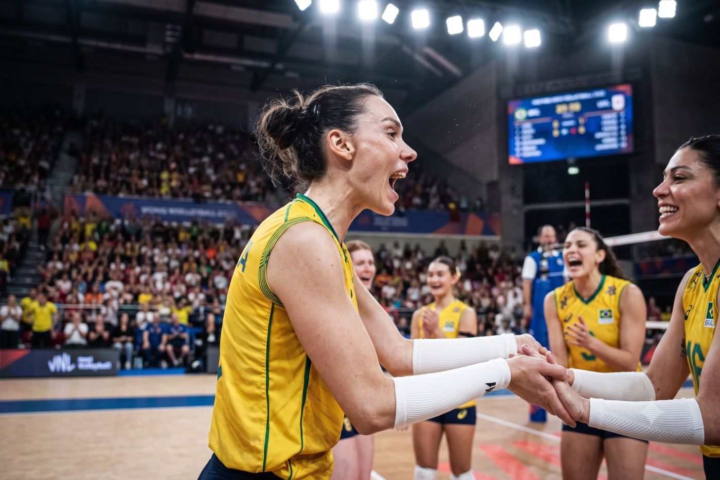 Seleção Brasileira Feminina de Vôlei enfrenta o Japão em Osaka buscando confirmar vaga na fase final da Liga das Nações 2026.