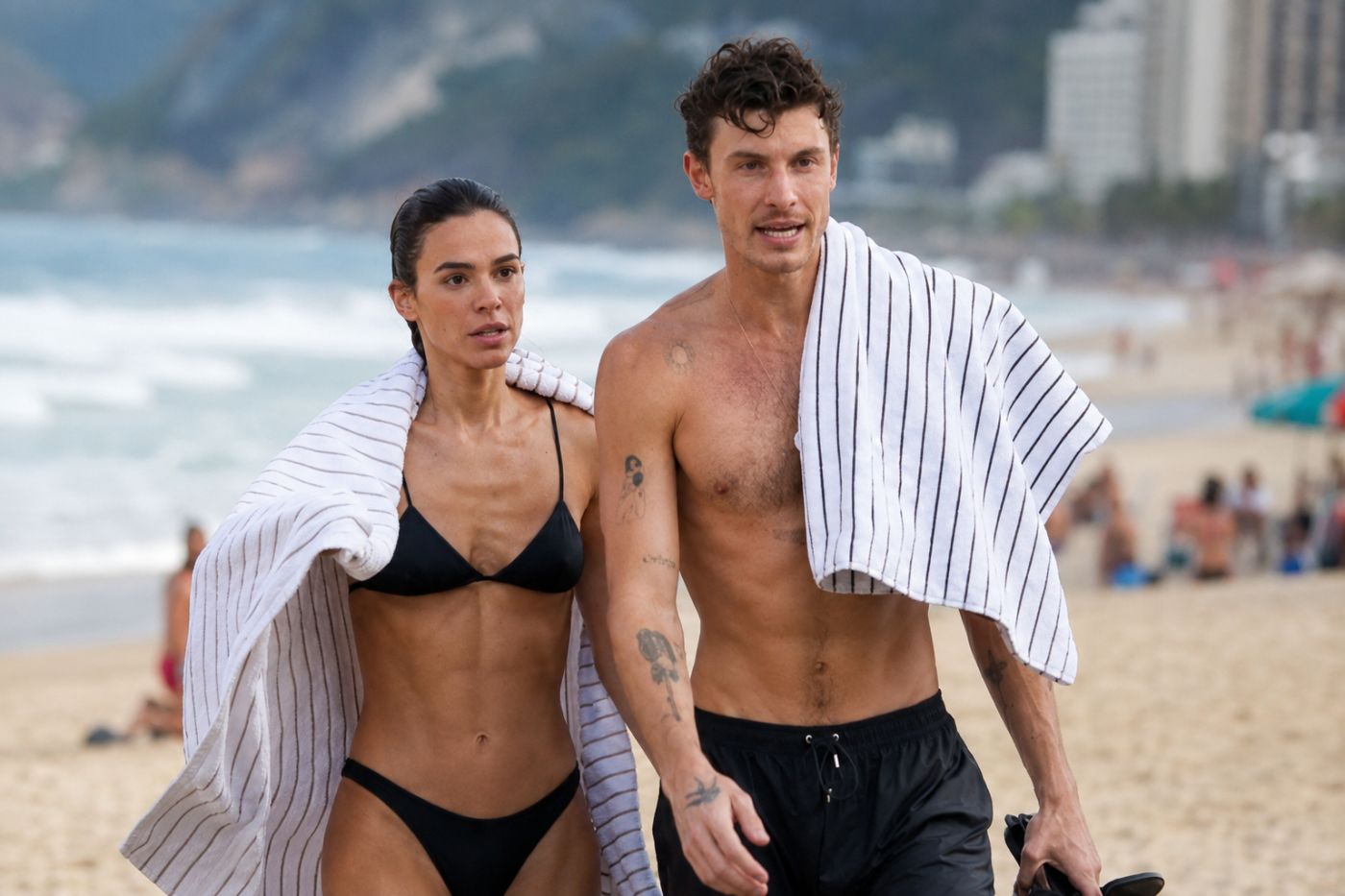 Bruna Marquezine e Shawn Mendes aproveitaram um quiosque na orla de São Conrado.