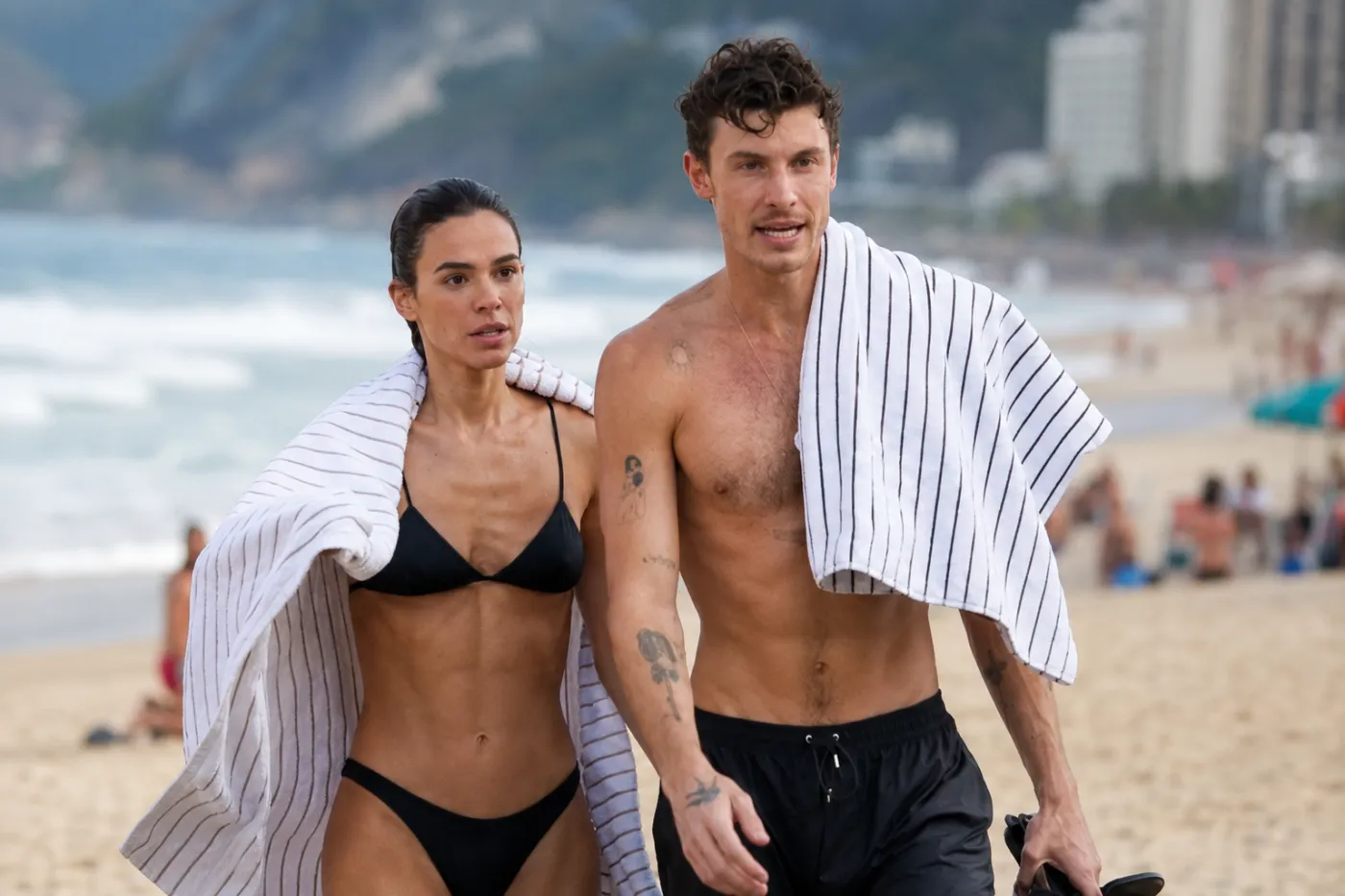 Bruna Marquezine e Shawn Mendes aproveitaram um quiosque na orla de São Conrado.