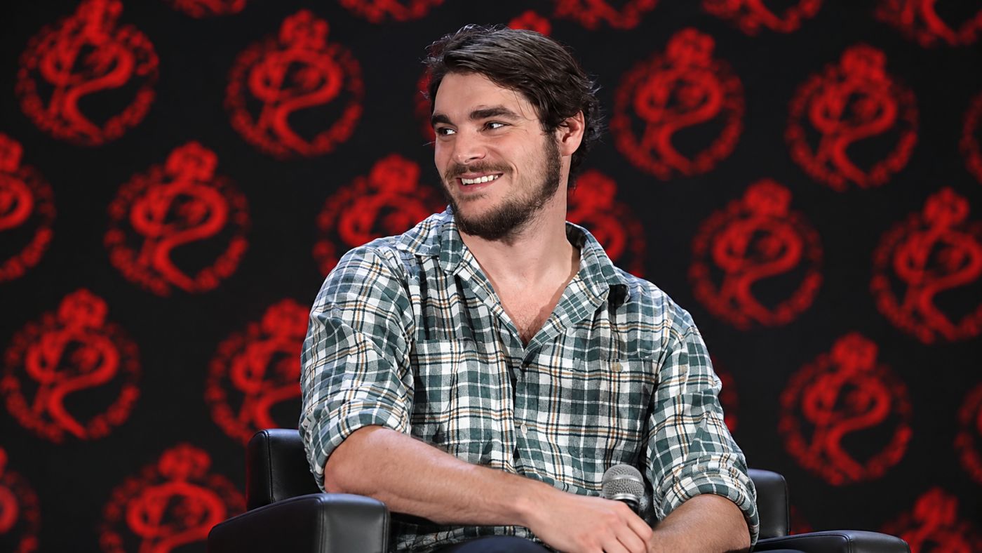 Bryan Cranston prestou homenagem a RJ Mitte, seu filho na ficção em Breaking Bad, e reforçou a importância de buscar ajuda