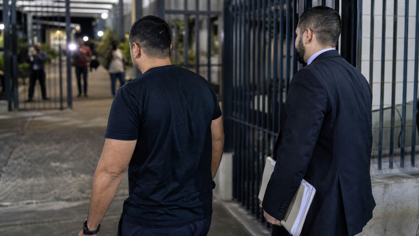 Homem não identificado deixa prédio público acompanhado de advogado. Imagem ilustrativa gerada por IA para o ClickFato.