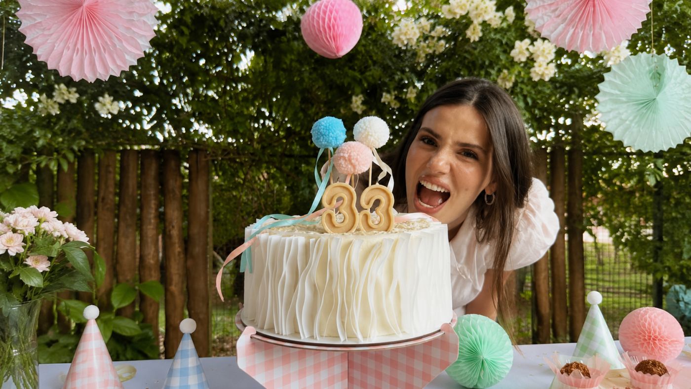 Camila Queiroz celebrou aniversário em família — Foto: Reprodução/Instagram