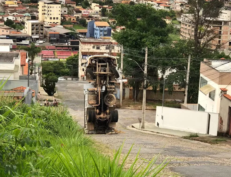 Caminhão carregado de areia tombou durante a subida de uma ladeira em Pará de Minas (MG) e ficou praticamente na vertical; motorista de 51 anos saiu sem ferimentos. Foto: Corpo de Bombeiros de Minas Gerais/Divulgação.
