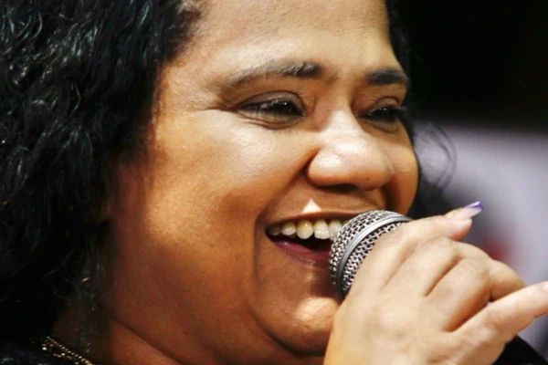 Cantora Débora Cruz, sobrinha de Arlindo Cruz e filha do compositor Acyr Marques, morre aos 45 anos no Rio de Janeiro.