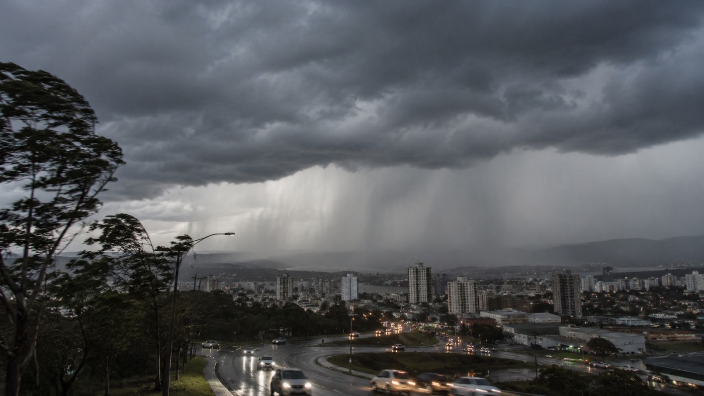 Ciclone extratropical e frente fria aumentam o risco de chuva intensa e fortes rajadas no Sul do país.