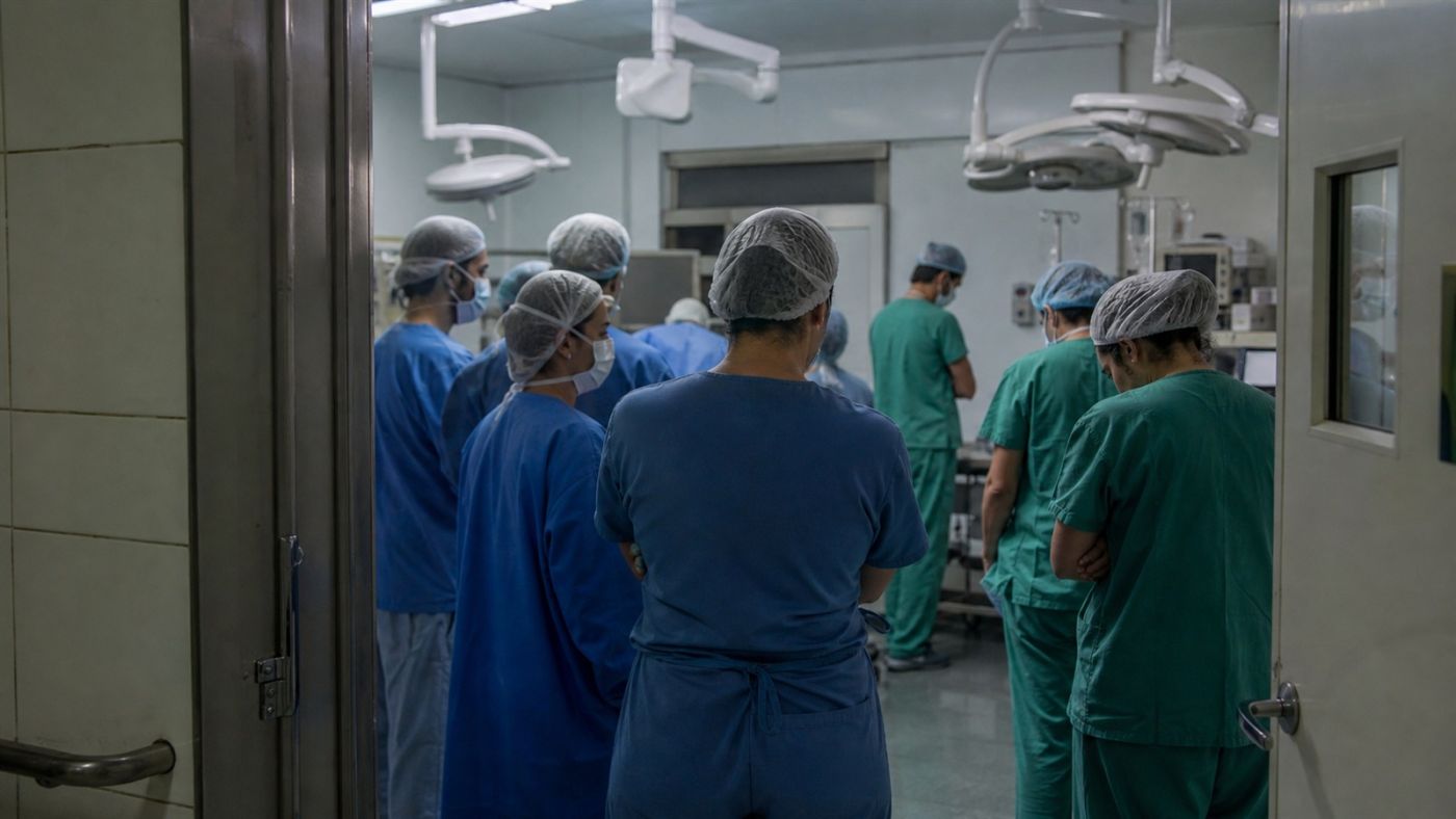 Equipe médica reunida em centro cirúrgico após procedimento. Imagem ilustrativa gerada por IA para o ClickFato.
