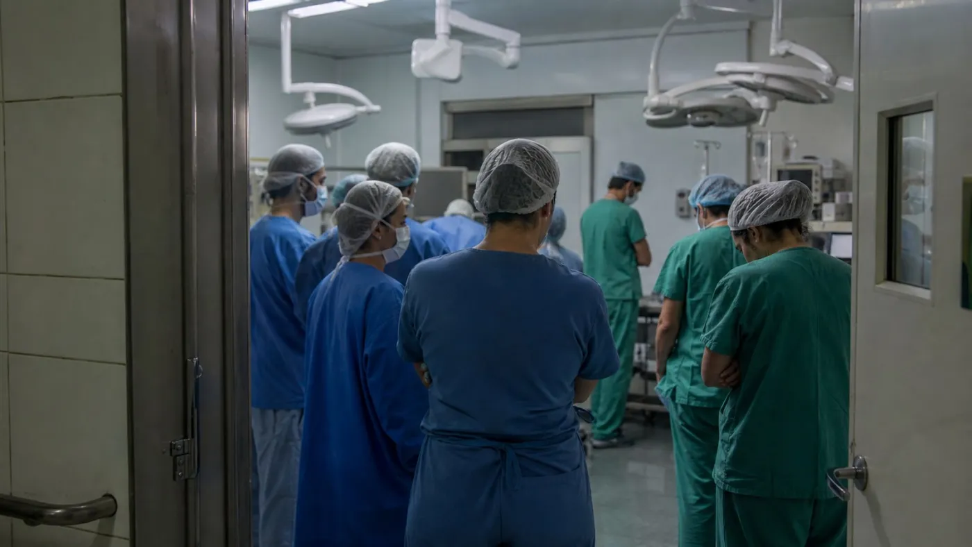 Equipe médica reunida em centro cirúrgico após procedimento. Imagem ilustrativa gerada por IA para o ClickFato.