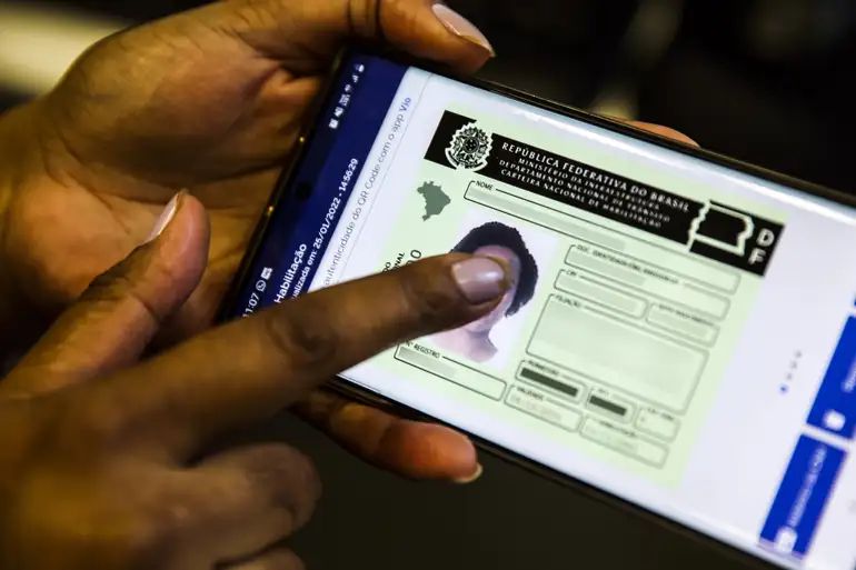 CNH Digital pode ser acessada pelo celular e tem a mesma validade jurídica do documento físico em todo o território