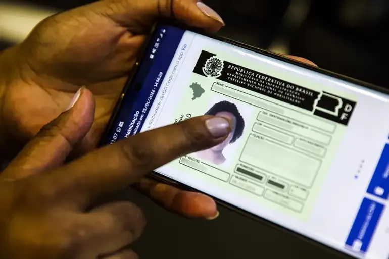 CNH Digital pode ser acessada pelo celular e tem a mesma validade jurídica do documento físico em todo o território nacional. Foto: Marcello Casal Jr/Agência Brasil.