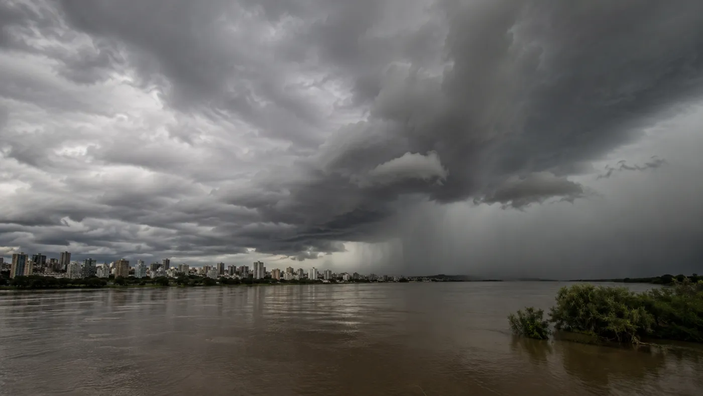 Sequência de dias chuvosos no fim de agosto e começo de setembro mantém meteorologistas atentos no Sul do Brasil.
