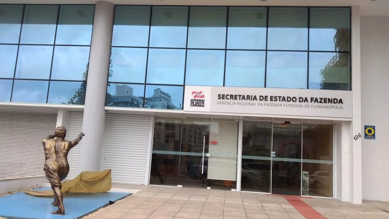 Concurso da Sefaz-SC oferece 50 vagas para Auditor Estadual de Finanças Públicas, com remuneração inicial de R$ 25.337,61.