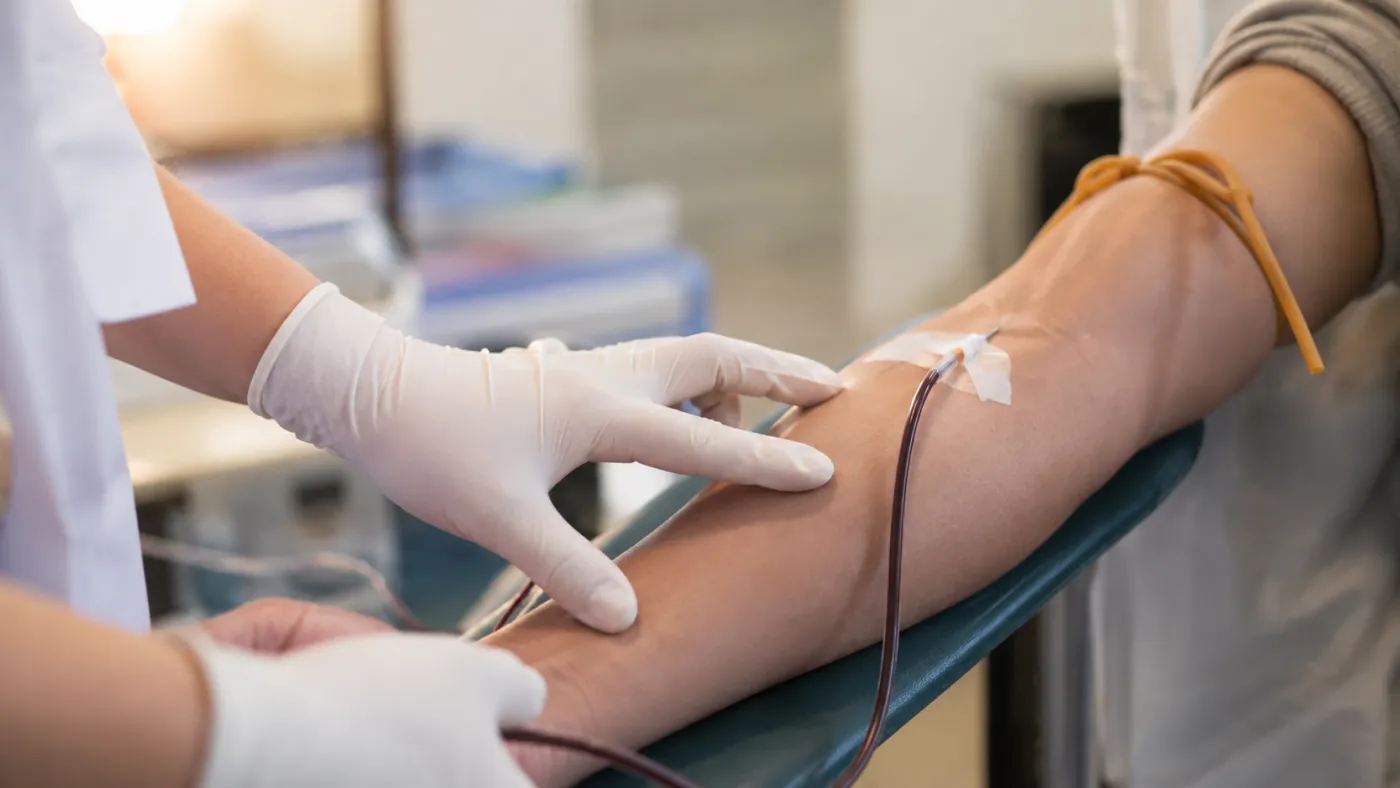 Doação de sangue em hemocentro; novas regras atualizam os critérios de triagem e avaliação dos candidatos no Brasil.