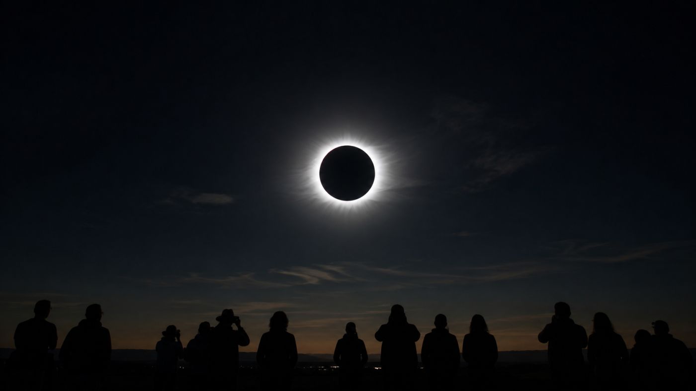 Eclipse solar total foi acompanhado por milhões de pessoas nesta quarta-feira (12).
