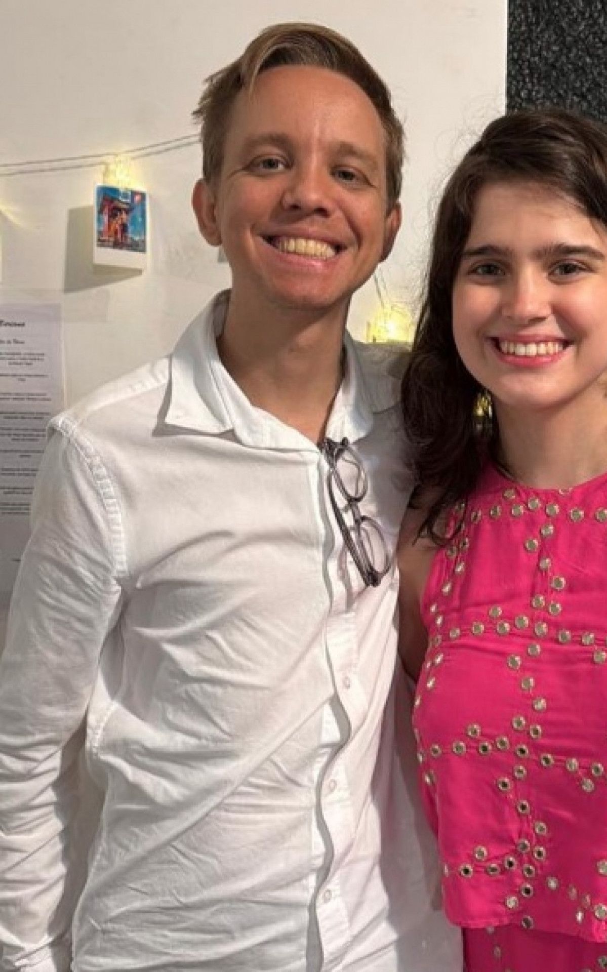 Filha de Tadeu Schmidt anuncia noivado e celebra nova fase ao lado do companheiro