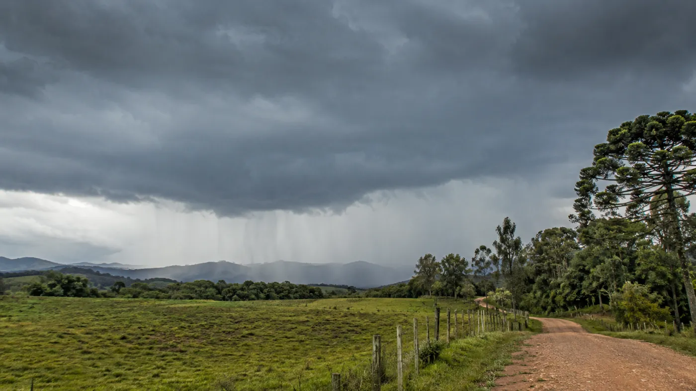 Frente fria avança pela Região Sul, com previsão de chuva, queda de temperatura e geada.
