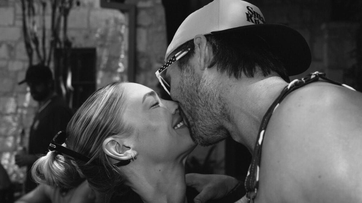 Glen Powell e Michelle Randolph assumiram o relacionamento ao compartilharem registros das comemorações de 4 de julho nos