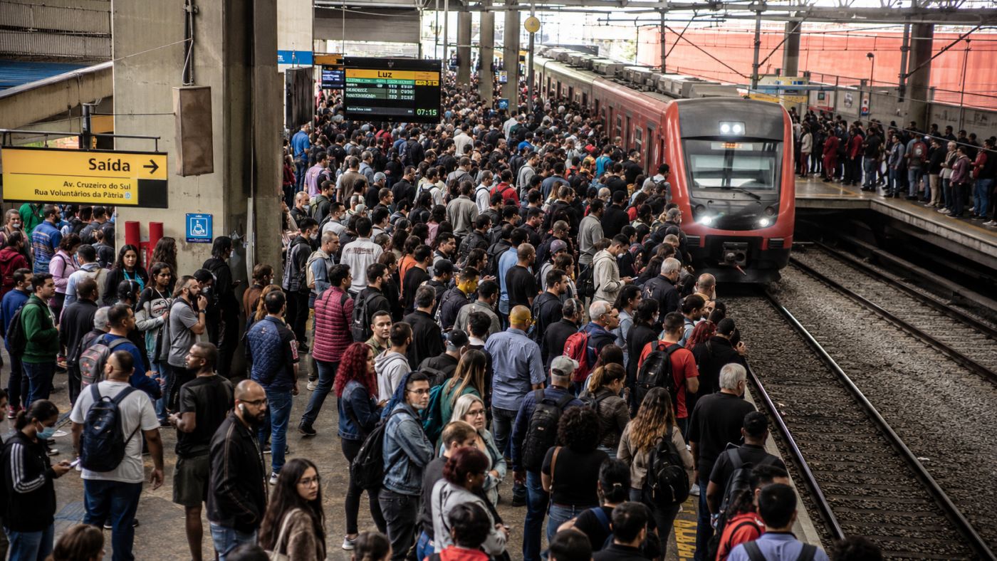 Paralisação afetou linhas da CPTM e provocou lotação em estações de São Paulo.