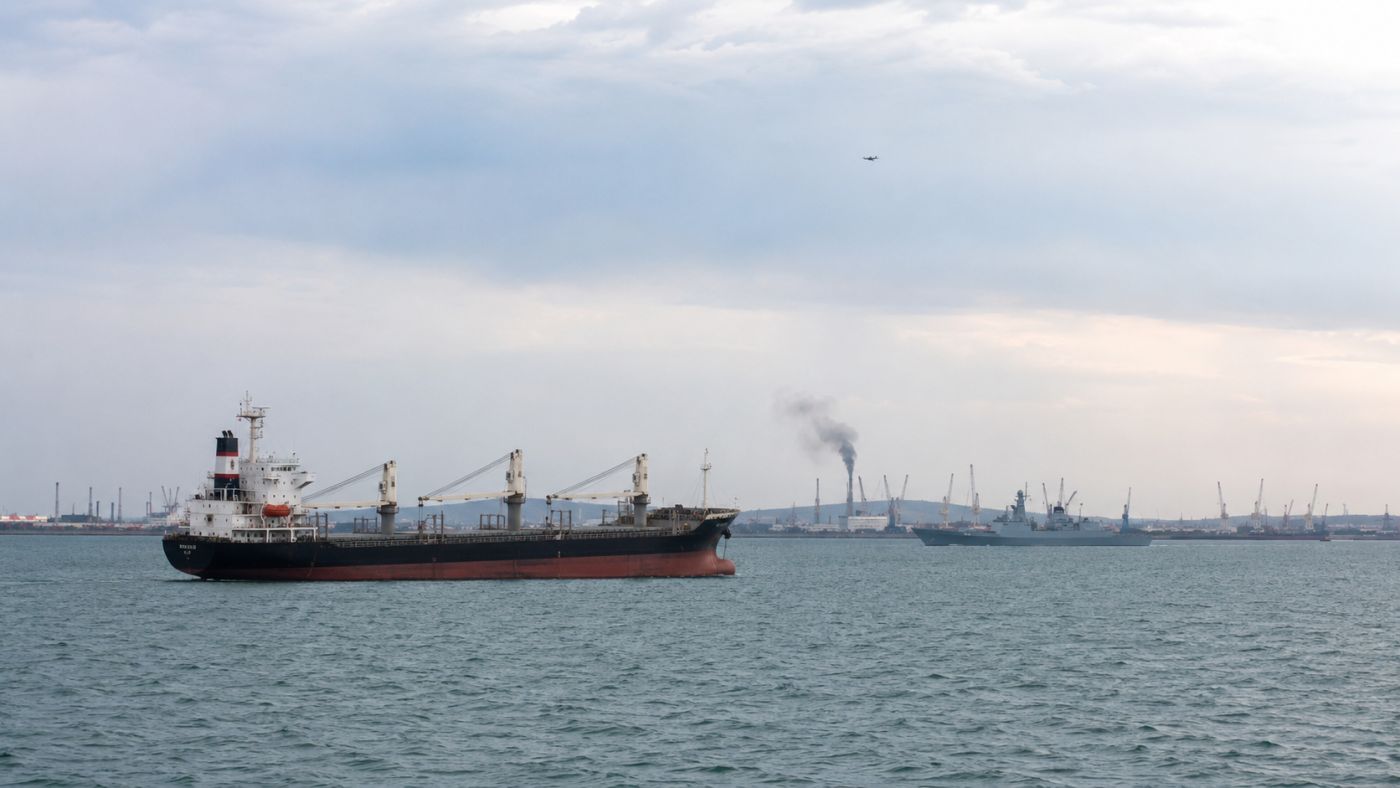Embarcações russas navegam pelo Mar Cáspio, região onde a Ucrânia afirmou ter atacado navios ligados ao transporte de
