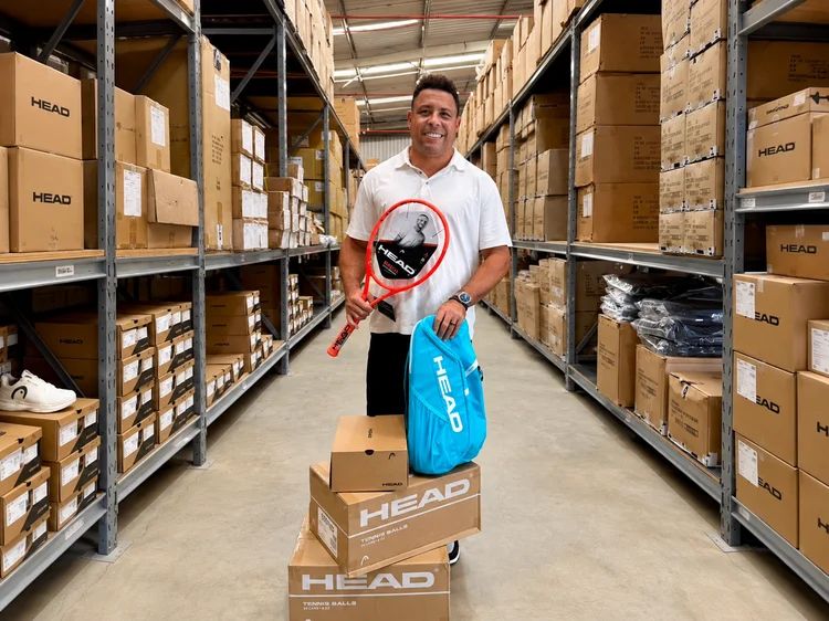 Ronaldo Fenômeno adquiriu 51% da empresa responsável pelas operações brasileiras das marcas Head e Mares.