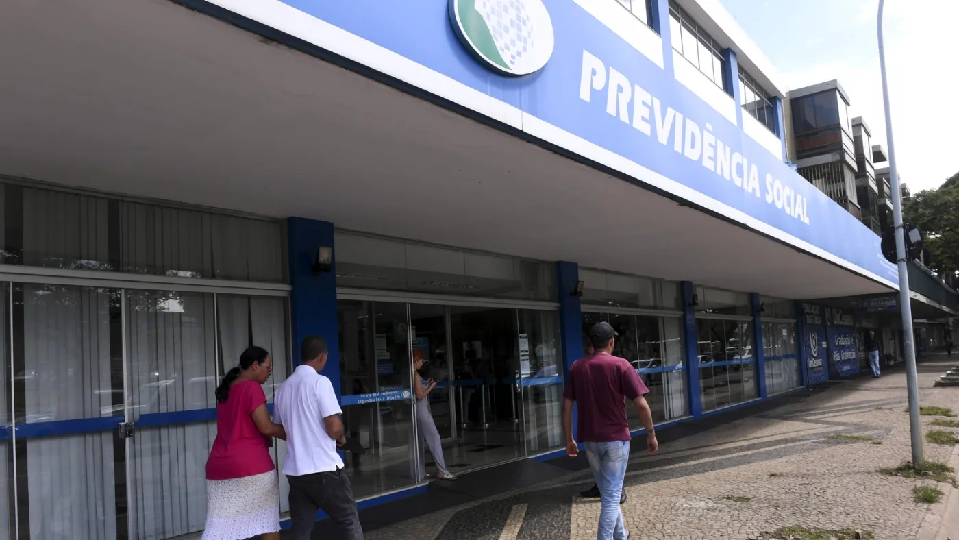 Fachada da Previdência Social em Brasília. Foto: Jefferson Rudy/Agência Senado, via Wikimedia Commons, CC BY 2.0; imagem recortada para 16:9.
