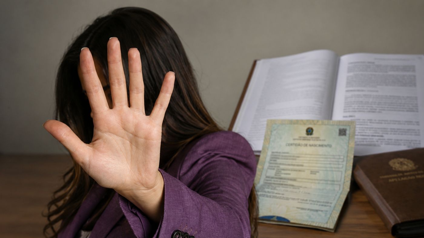 Jovem de 28 anos recorre à Justiça para retirar o nome da mãe dos documentos após relatar violência durante a infância.