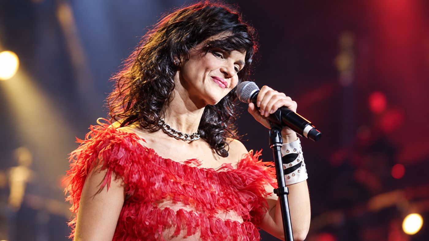 Karina Zeviani construiu carreira internacional antes de participar do The Voice Brasil, em 2020. A cantora morreu aos 51