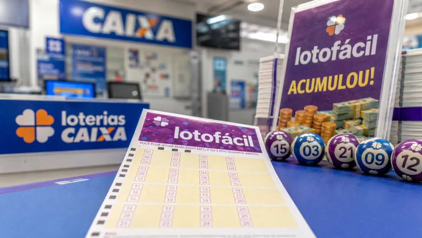 Volante da Lotofácil com bilhete de aposta; prêmio acumulou e próximo concurso deve pagar R$ 15 milhões.