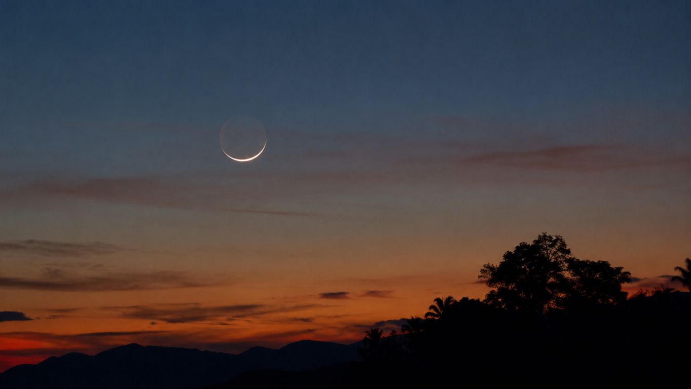 Lua Nova apresentava um fino arco iluminado no céu em 17 de julho de 2026.