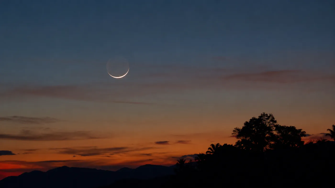 Lua Nova apresentava um fino arco iluminado no céu em 17 de julho de 2026.