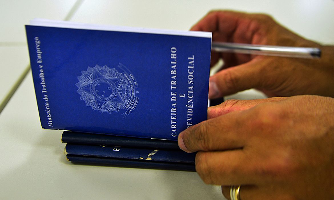 Lote complementar do abono salarial beneficia mais de 1 milhão de trabalhadores e pode chegar a R$ 1.621, conforme os meses