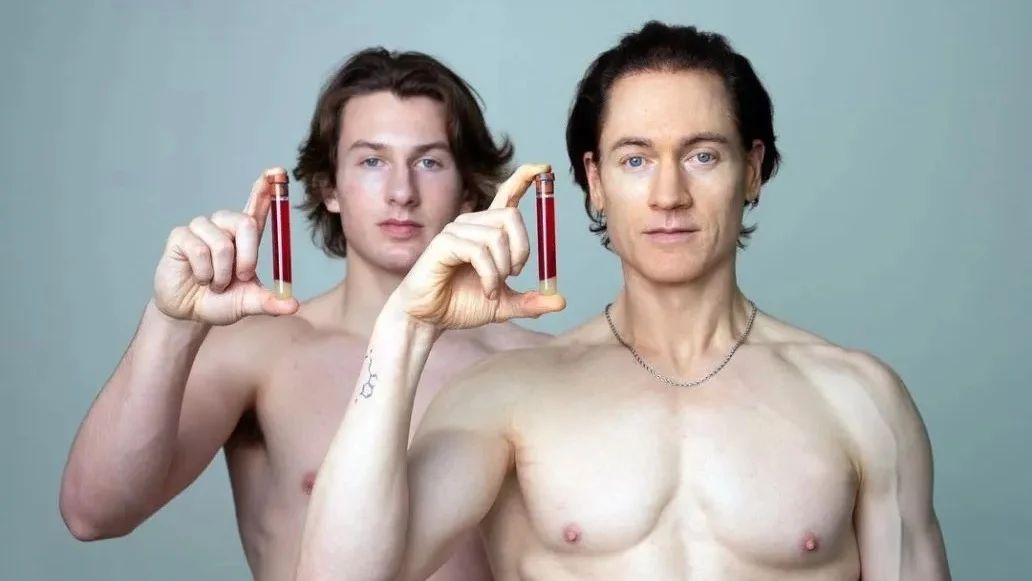 Bryan Johnson e seu filho, participantes do Projeto Blueprint, chegaram a fazer transfusões de plasma sanguíneo, prática