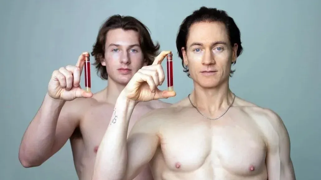 Bryan Johnson e seu filho, participantes do Projeto Blueprint, chegaram a fazer transfusões de plasma sanguíneo, prática controversa crédito: Reprodução / Instagram