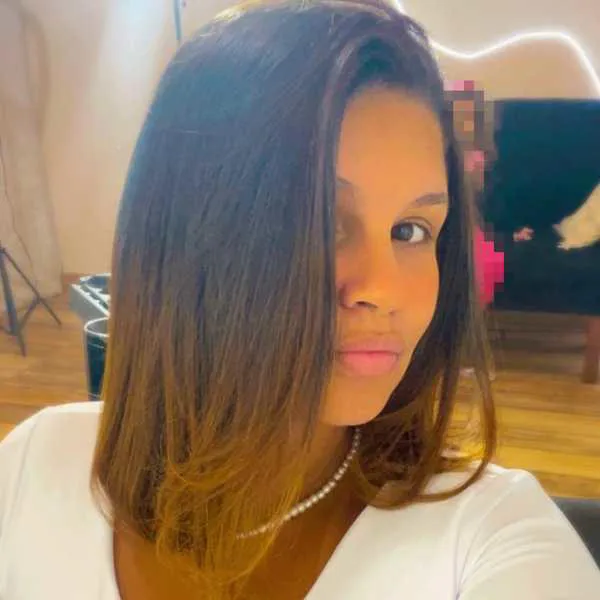 Caroline permaneceu internada por quase um mês após ser atingida pelas chamas durante uma cerimônia em Realengo.