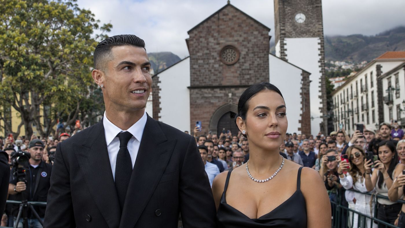 Rumores sobre um suposto casamento de Cristiano Ronaldo e Georgina levaram fãs até uma catedral na Madeira.