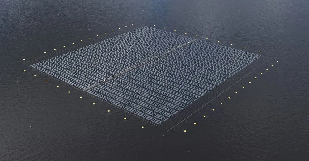 Tecnologia solar flutuante pode ampliar geração de energia renovável em áreas com ondas e pouco espaço em terra.