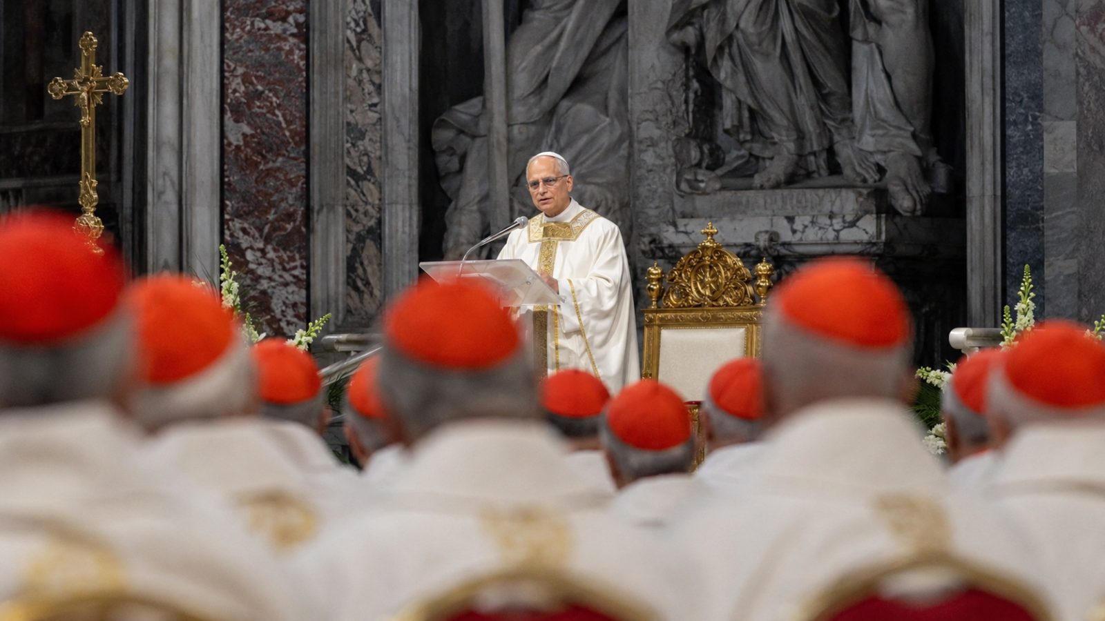 Papa Leão XIV celebra Missa de abertura do Consistório extraordinário na Basílica de São Pedro, no Vaticano, diante de