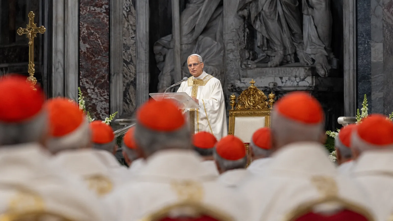 Papa Leão XIV celebra Missa de abertura do Consistório extraordinário na Basílica de São Pedro, no Vaticano, diante de cardeais reunidos para refletir sobre a missão da Igreja e a paz.