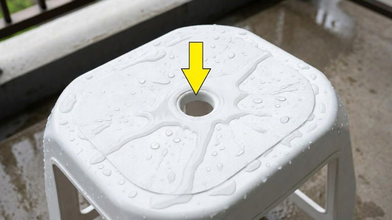 O furo central na cadeira de plástico é um detalhe de engenharia que garante a drenagem e facilita o empilhamento. – Imagem