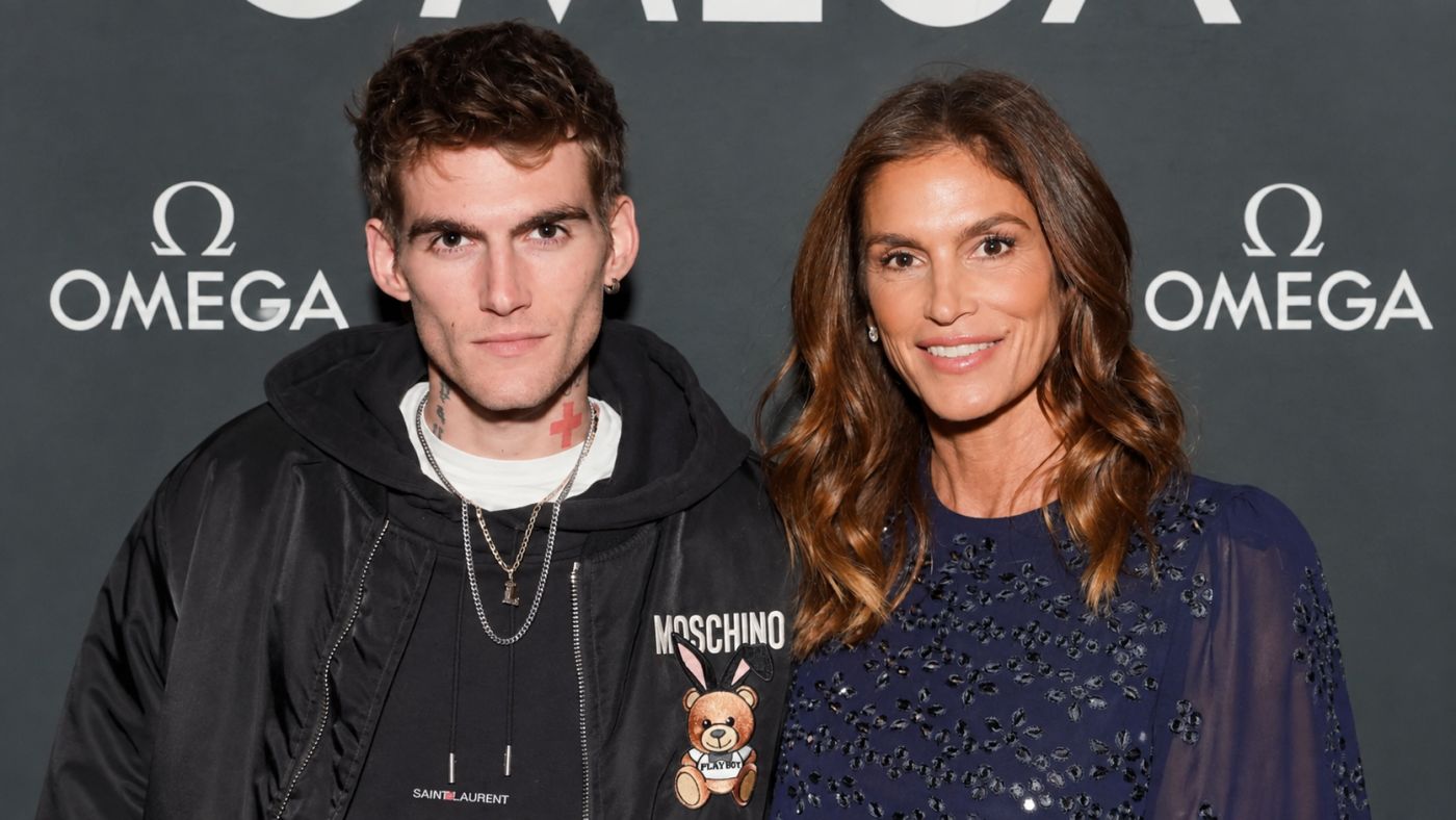 Presley Gerber ao lado da mãe, Cindy Crawford, em registro inspirado em aparição pública dos dois. Imagem ilustrativa