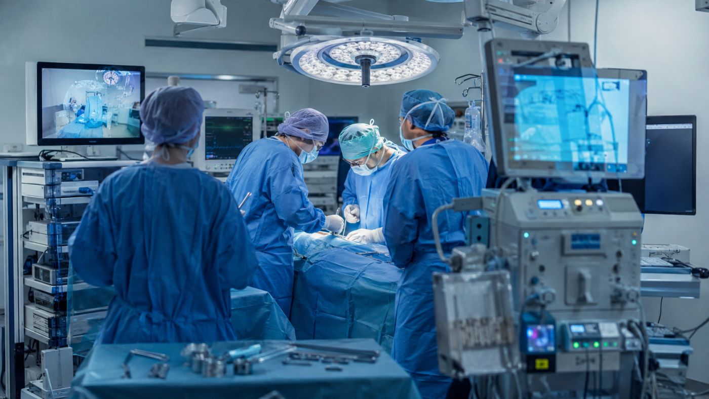 Procedimentos de alta complexidade exigem equipes especializadas, avaliação individual e estrutura hospitalar adequada.