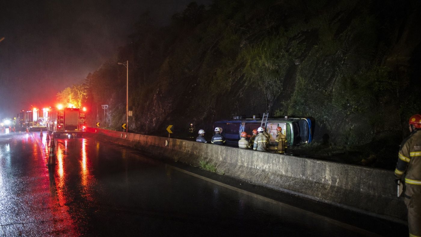 Equipes de emergência trabalham em trecho de serra durante a madrugada. Imagem ilustrativa gerada por IA para o ClickFato.