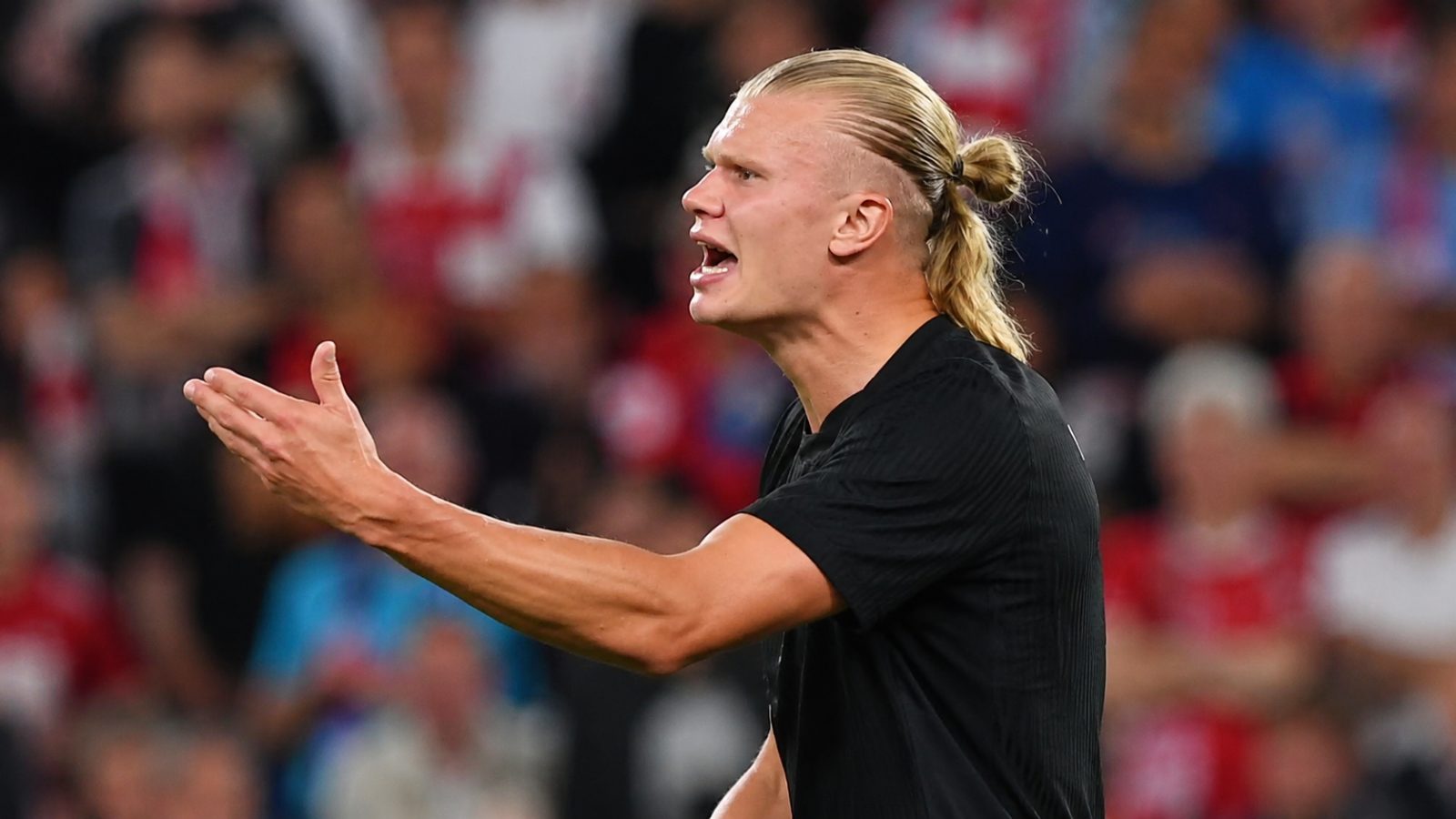 Haaland durante partida da Noruega.