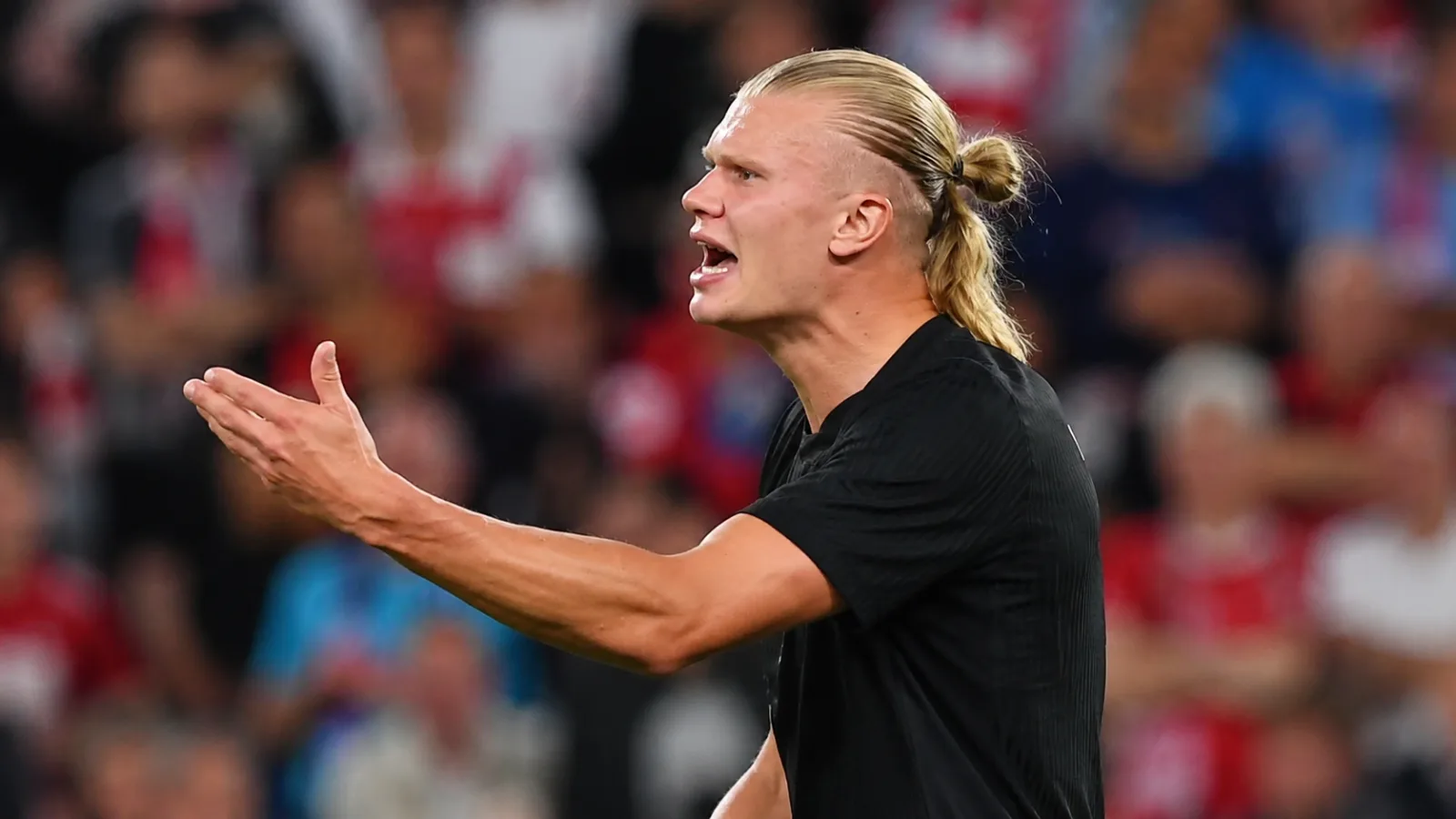 Haaland durante partida da Noruega.