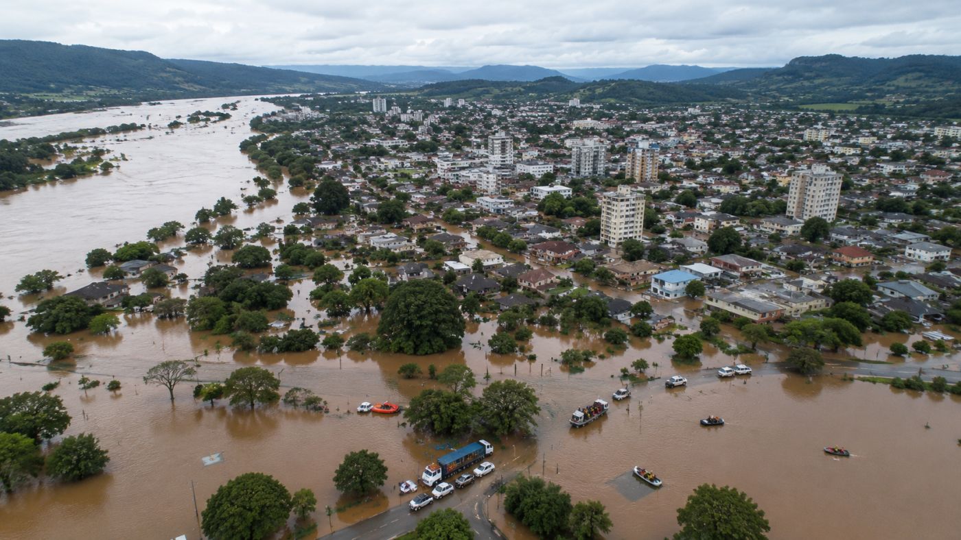 Imagens de drone mostram o Rio Taquari transbordando e atingindo ruas de Lajeado nesta quarta-feira, 22 de julho.