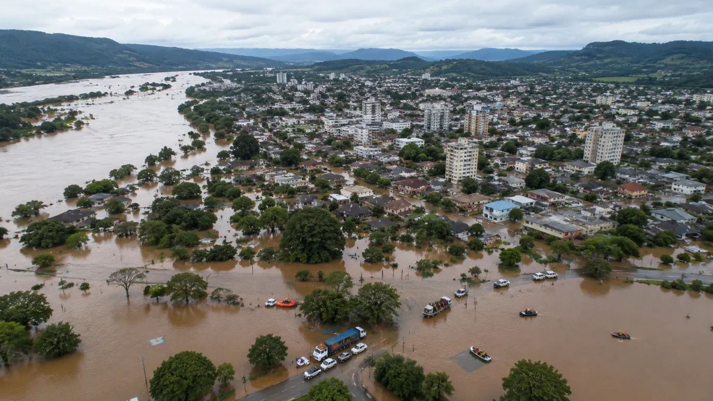 Imagens de drone mostram o Rio Taquari transbordando e atingindo ruas de Lajeado nesta quarta-feira, 22 de julho.