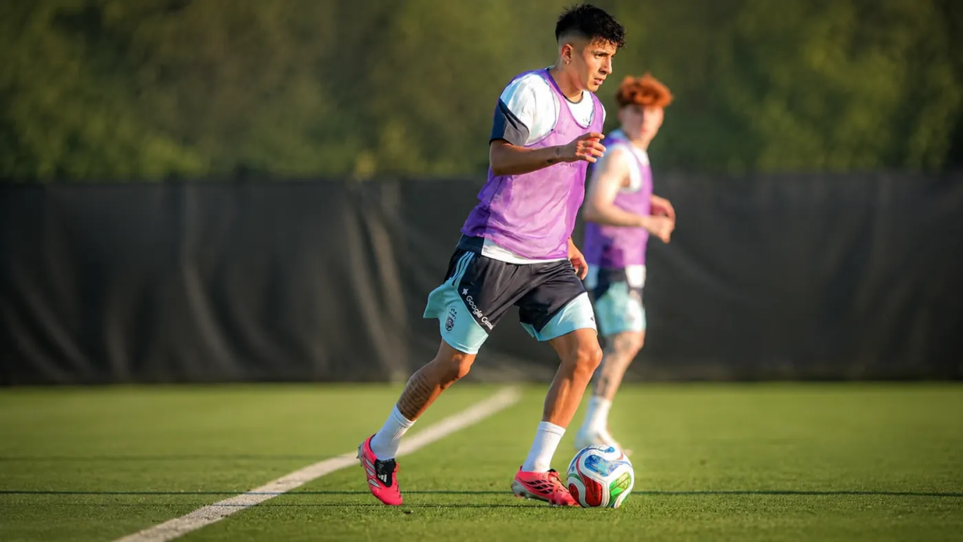 Thiago Almada é disputado por River Plate e Flamengo nesta janela de transferências. Foto: Reprodução/Instagram.